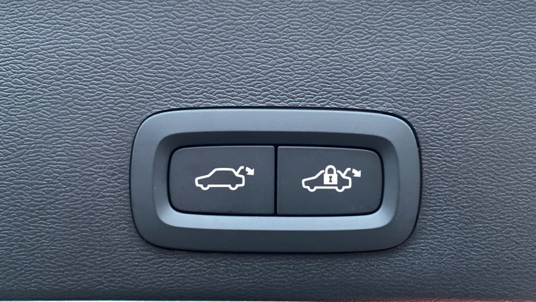 Volvo XC40 2.0 B3P Plus Black Edition 5dr Auto Petrol Estate